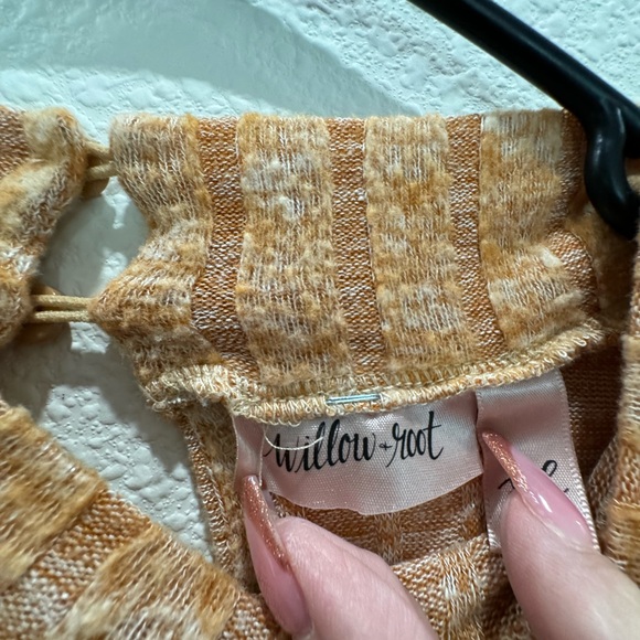 GENTLY USED WILLOW & ROOT BACKLESS SWEATER - Picture 3 of 5